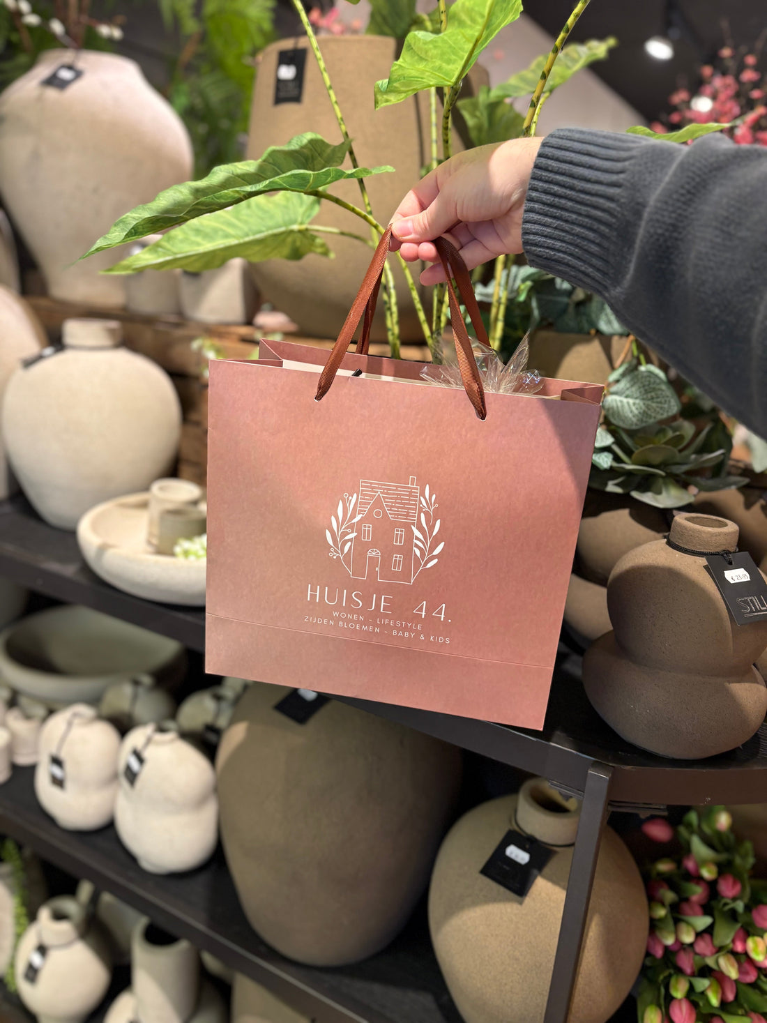 Een cadeautas van Huisje 44 in de winkel in Gouda
