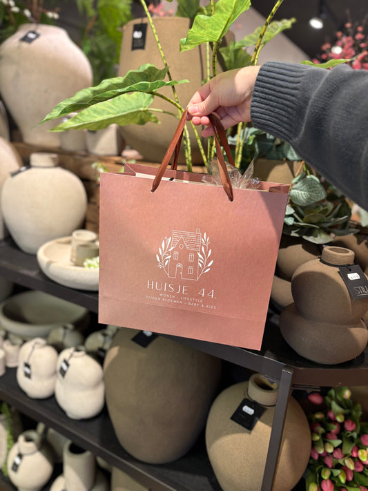 Een cadeautas van Huisje 44 in de winkel in Gouda