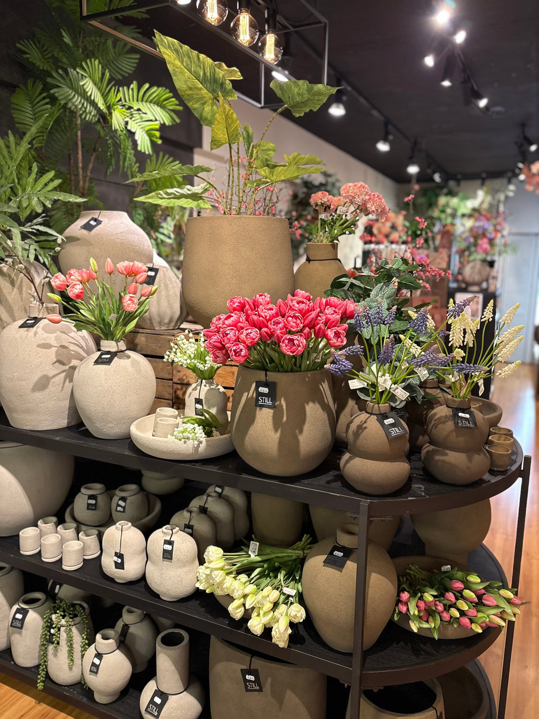 Inside Huisje 44 in Gouda, with vases and flowers on the shelves