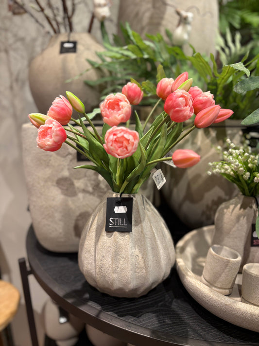 Boeket roze tulpen in een vaas van STILL in de winkel van Huisje 44