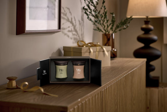 Cadeauset 2 Medium geurkaarsen Fireside en Cashmere van WoodWick, sfeerfoto