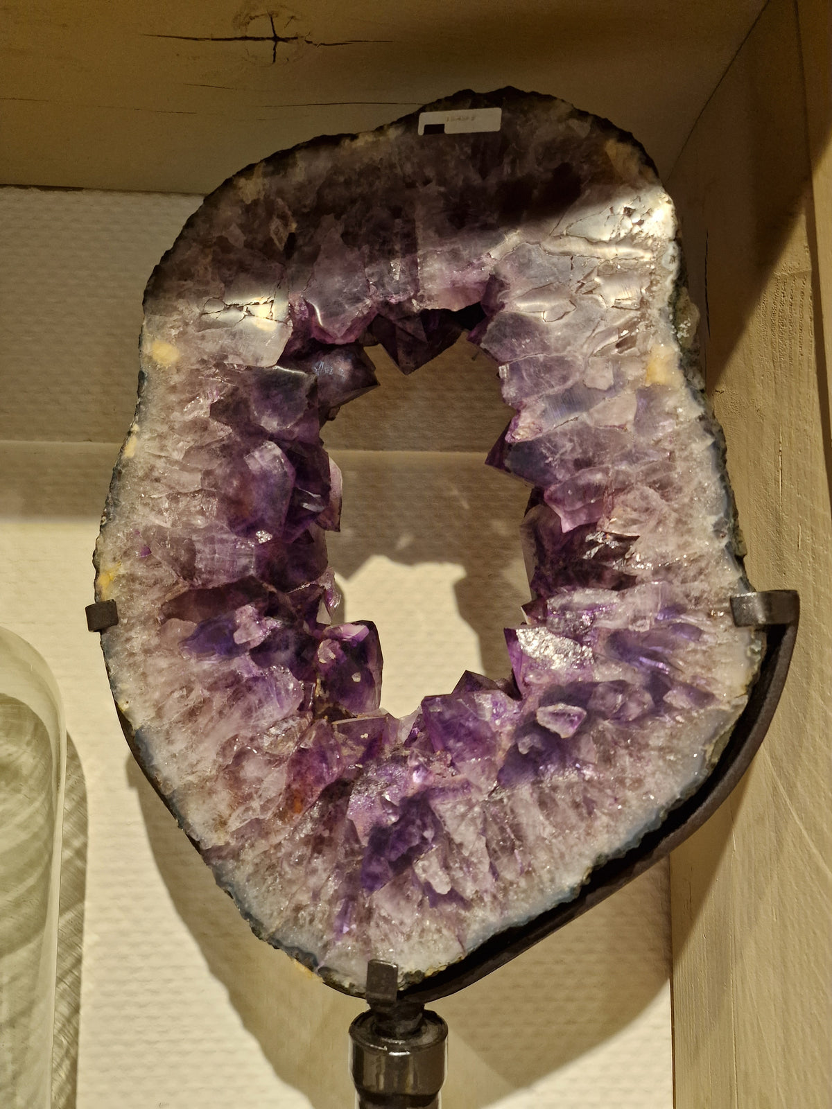 Amethist Portal, een grote schijf amethist op een zwarte metalen standaard