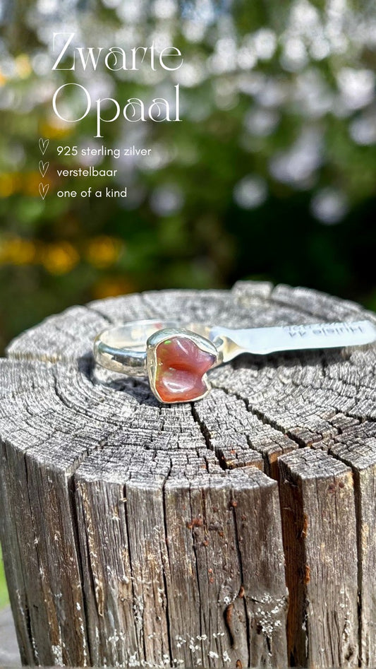 Ring met zwarte opaal van 925 sterling zilver bij Huisje 44